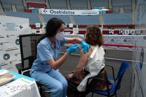 Nhân viên y tế tiêm vaccine ngừa COVID-19 cho người dân tại San Sebastian, Tây Ban Nha. (Ảnh: AFP/TTXVN) 