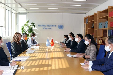Chủ tịch Quốc hội Vương Đình Huệ làm việc với bà Ghada Fathi Waly, Trưởng Văn phòng đại diện Liên hợp quốc tại Vienna (UNOV). (Ảnh: Doãn Tấn/TTXVN) 