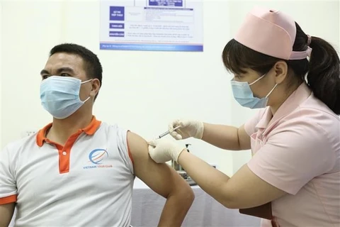 Tiêm vaccine COVIVAC cho tình nguyện viên. (Ảnh: Minh Quyết/TTXVN) 