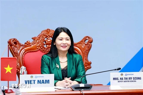 Bà Hà Thị Mỹ Dung, Phó Tổng Kiểm toán Nhà nước dự cuộc họp trực tuyến. (Ảnh: Phương Hoa/TTXVN) 