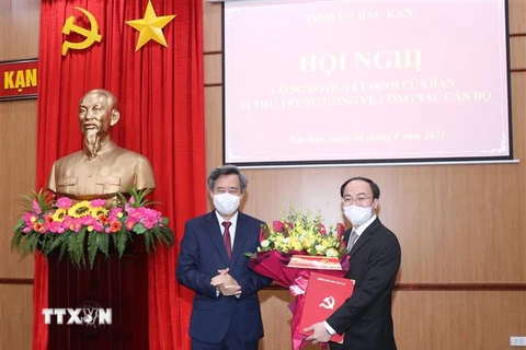 Ông Nguyễn Đăng Bình (bên phải) giữ chức Chủ tịch Ủy ban Nhân dân tỉnh Bắc Kạn. (Ảnh: Vũ Hoàng Giang/TTXVN) 