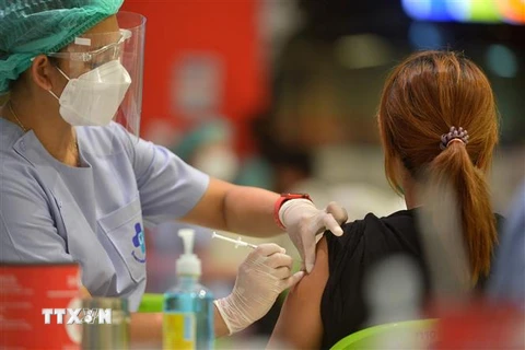 Nhân viên y tế tiêm vaccine ngừa COVID-19 cho người dân tại Bangkok, Thái Lan ngày 23/8/2021. (Ảnh: THX/TTXVN) 