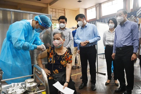 Lãnh đạo Bộ Y tế và thành phố Hà Nội kiểm tra các điểm tiêm vaccine