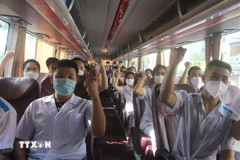 Các thành viên đoàn thể hiện quyết tâm cùng Hà Nội đẩy lùi dịch COVID-19. (Ảnh: Thanh Vân/TTXVN) 