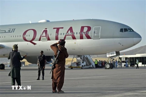 Hành khách lên máy bay của hãng hàng không Qatar Airways tại sân bay Kabul, Afghanistan, ngày 9/9/2021. (Ảnh: AFP/TTXVN) 