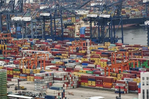Container hàng hóa được xếp tại cảng ở Thâm Quyến, tỉnh Quảng Đông, Trung Quốc, ngày 22/6. (Ảnh: AFP/TTXVN) 