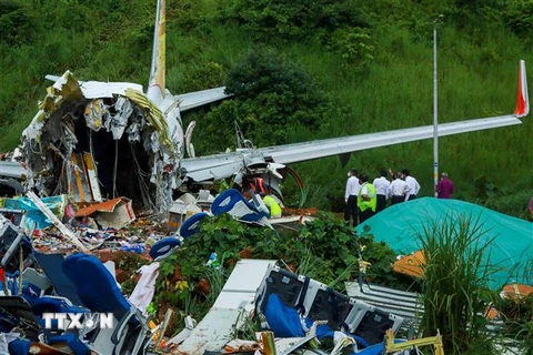 Nhân viên điều tra tại hiện trường vụ tai nạn máy bay tại Kerala, Ấn Độ, ngày 8/8/2020. (Ảnh: AFP/TTXVN) 