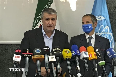 Giám đốc Cơ quan năng lượng nguyên tử Iran (AEOI) Mohammad Eslami và Tổng giám đốc IAEA Rafael Grossi (phải) tại cuộc họp báo chung sau cuộc gặp ở Tehran, ngày 12/9/2021. (Ảnh: AFP/TTXVN) 