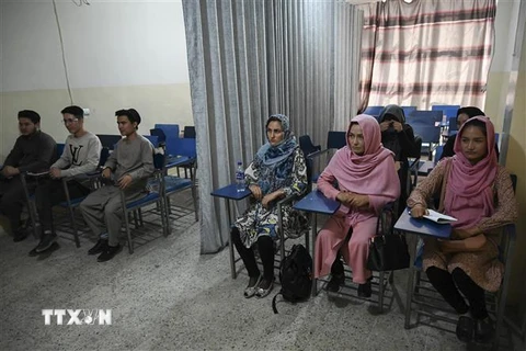 Một lớp học được ngăn đôi bằng tấm rèm để phân riêng nam sinh và nữ sinh tại trường đại học tư thục ở Kabul, Afghanistan, ngày 7/9/2021. (Ảnh: AFP/TTXVN) 