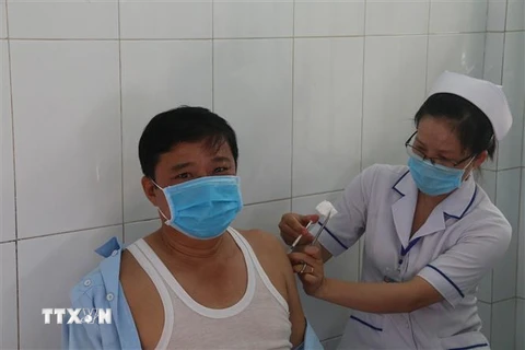 Tiêm vaccine cho người dân ở Tiền Giang. (Ảnh: Minh Trí/TTXVN) 