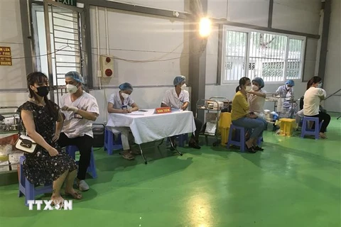 Công nhân được tiêm vaccine phòng COVID-19 tại Khu công nghiệp Đại An, thành phố Hải Dương. (Ảnh: Tiến Vĩnh/TTXVN) 