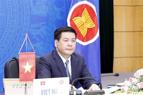 Bộ trưởng Công Thương Nguyễn Hồng Diên tham dự hội nghị và phát biểu tại điểm cầu Hà Nội. (Ảnh: Trần Việt/TTXVN) 