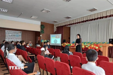 Khai giảng lớp tiếng Việt tại Trường chuyên ngữ số 251. (Ảnh: TTXVN) 