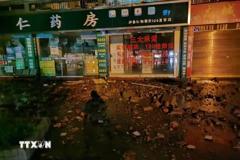 Nhiều ngôi nhà bị hư hại trong trận động đất tại tỉnh Tứ Xuyên, Trung Quốc, ngày 16/9/2021. (Ảnh: THX/TTXVN) 