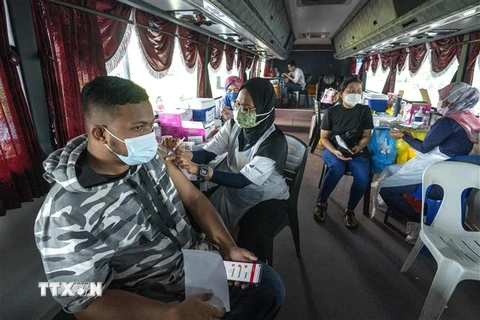 Nhân viên y tế tiêm vaccine phòng COVID-19 cho người dân tại Kuala Lumpur, Malaysia, ngày 15/9/2021. (Ảnh: THX/ TTXVN) 