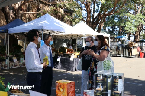 Đại diện cơ quan ngoại giao và thương vụ Việt Nam tại Australia trò chuyện và tiếp thị sản phẩm nông sản Việt Nam với người tiêu dùng Australia. (Ảnh: Diệu Linh/Vietnam+) 