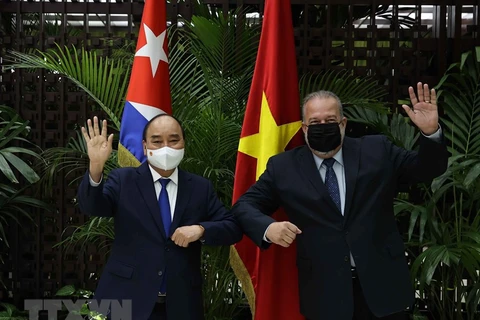 Chủ tịch nước Nguyễn Xuân Phúc và Thủ tướng Cộng hòa Cuba Manuel Marrero Cruz vẫy tay chào. (Ảnh: Thống Nhất/TTXVN) 