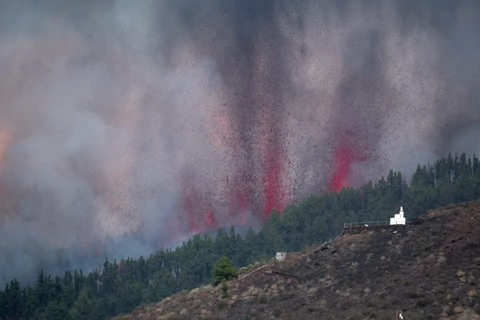 Núi lửa ở công viên Cumbre Vieja phun trào tạo một cột khói, tro bụi và dung nham. (Nguồn: AFP/Getty Images) 