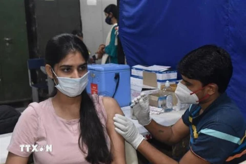 Nhân viên y tế tiêm vaccine ngừa COVID-19 cho người dân tại New Delhi, Ấn Độ ngày 9/9/2021. (Ảnh: Hindustan Times/TTXVN) 