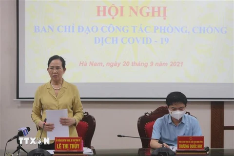 Bà Lê Thị Thủy, Bí thư Tỉnh ủy, Trưởng Ban chỉ đạo phòng, chống dịch COVID-19 tỉnh Hà Nam phát biểu chỉ đạo tại hội nghị. (Ảnh: Thanh Tuấn/TTXVN) 