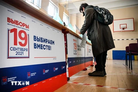 Cử tri Nga bỏ phiếu tại một địa điểm bầu cử ở Moskva, ngày 18/9/2021. (Ảnh: AFP/TTXVN) 