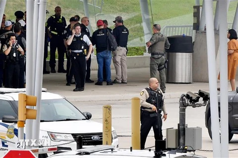 Lực lượng thực thi pháp luật Mỹ được triển khai bên ngoài trụ sở Bộ Quốc phòng ở Washington, DC, sau vụ tấn công ngày 3/8/2021. (Ảnh: AFP/TTXVN) 