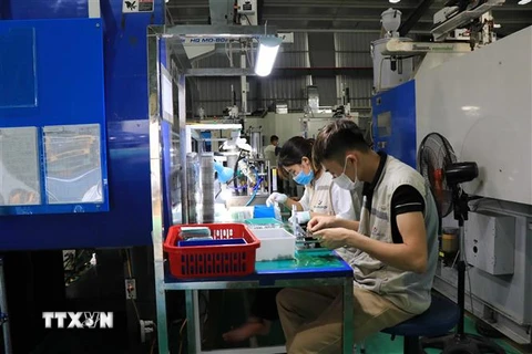 Công nhân làm việc bên trong nhà máy của Khu công nghiệp Yên Phong, Bắc Ninh. (Ảnh: Thanh Thương/TTXVN) 