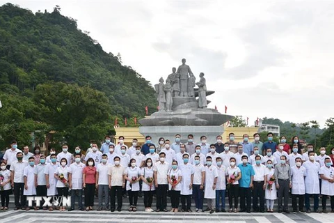 Lãnh đạo tỉnh Hà Giang chụp ảnh lưu niệm cùng đoàn cán bộ y tế tham gia hỗ trợ Thành phố Hồ Chí Minh chống dịch. (Ảnh: Minh Tâm/TTXVN) 