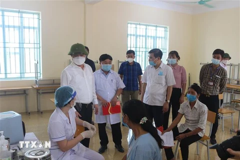 Chủ tịch Ủy ban Nhân dân tỉnh Hà Nam Trương Quốc Huy (thứ 2, trái sang) kiểm tra công tác tiêm vaccine phòng COVID-19 tại thị xã Duy Tiên. (Ảnh: Thanh Tuấn/TTXVN) 