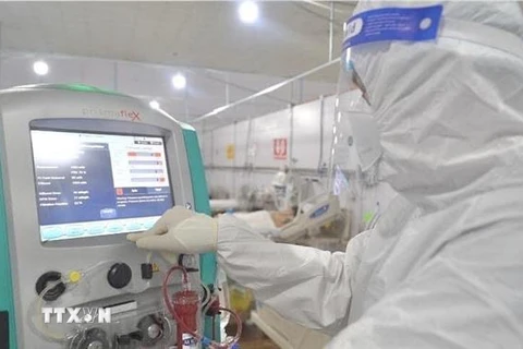 Bên trong khu điều trị bệnh nhân COVID-19 tại Bệnh viện Dã chiến điều trị bệnh nhân COVID-19 đa tầng ở quận Tân Bình. (Ảnh: TTXVN phát) 