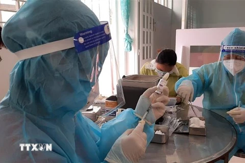 Nhân viên y tế chuẩn bị vaccine để tiêm cho người dân Bình Dương. (Ảnh: Chí Tưởng/TTXVN) 