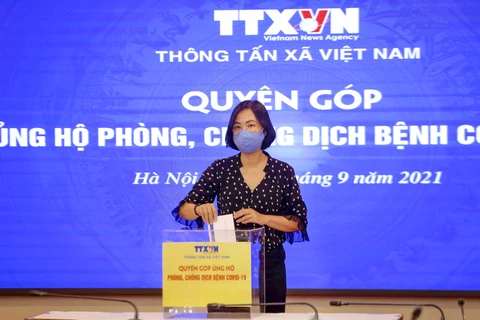 Tổng Giám đốc TTXVN Vũ Việt Trang quyên góp, ủng hộ Quỹ phòng, chống dịch COVID-19. (Ảnh: Tuấn Đức/TTXVN) 