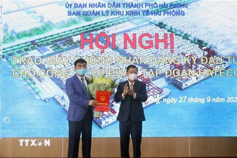 Đại diện Ban Quản lý Khu kinh tế Hải Phòng (phải) trao chứng nhận đầu tư cho Tập đoàn HATECO. (Ảnh: Hoàng Ngọc/TTXVN) 