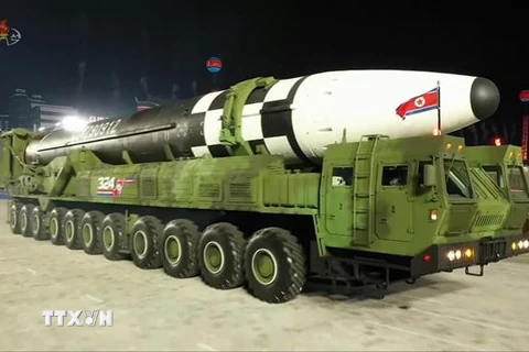 Mẫu tên lửa đạn đạo xuyên lục địa (ICBM) mới của Triều Tiên được giới thiệu trong cuộc duyệt binh kỷ niệm 75 năm thành lập đảng Lao động Triều Tiên tại Bình Nhưỡng ngày 10/10/2020. (Ảnh: Yonhap/TTXVN) 