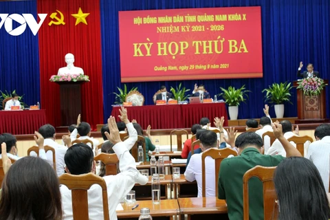 Hội đồng Nhân dân tỉnh Quảng Nam biểu quyết thông qua Nghị quyết không thu học phí học cho học sinh ở địa phương thực hiện giãn cách xã hội theo Chỉ thị số 16 của Thủ tướng Chính phủ. (Nguồn: VOV) 