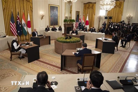 Tổng thống Mỹ Joe Biden (thứ 2, trái), Thủ tướng Ấn Độ Narendra Modi (trái), Thủ tướng Nhật Bản Suga Yoshihide (giữa) và Thủ tướng Australia Scott Morrison (giữa, phía trên) tại hội nghị thượng đỉnh trực tiếp đầu tiên của nhóm Bộ tứ ở Nhà Trắng, Washingto