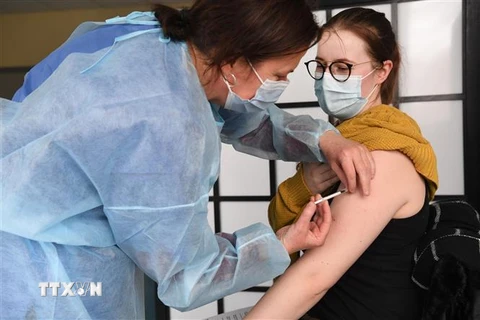 Nhân viên y tế tiêm vaccine ngừa COVID-19 của hãng AstraZeneca cho người dân tại Brest, Pháp ngày 12/3/2021. (Ảnh: AFP/TTXVN) 