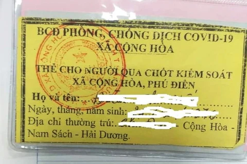 Để có được tấm thẻ đi qua chốt kiểm soát, người dân xã Cộng Hòa, huyện Nam Sách, Hải Dương phải chi 20.000 đồng. (Nguồn: tuoitre.vn) 