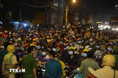 TP Hồ Chí Minh: Hàng nghìn người dân đi xe máy về quê trong đêm