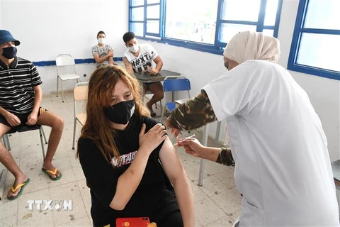 Nhân viên y tế tiêm vaccine phòng COVID-19 cho người dân tại Tunis, Tunisia, ngày 26/9/2021. (Ảnh: THX/TTXVN) 