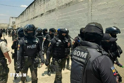 Cảnh sát được huy động sau vụ bạo động tại nhà tù ở Guayaquil, Ecuador, ngày 30/9/2021. (Ảnh: AFP/TTXVN) 