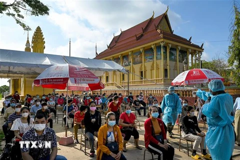 Một điểm tiêm vaccine ngừa COVID-19 tại Phnom Penh, Campuchia ngày 20/5/2021. (Ảnh: AFP/TTXVN) 