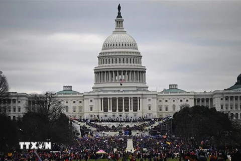 Người biểu tình tập trung tại khu vực tòa nhà Quốc hội Mỹ ở Washington, DC ngày 6/1/2021. (Ảnh: AFP/TTXVN) 