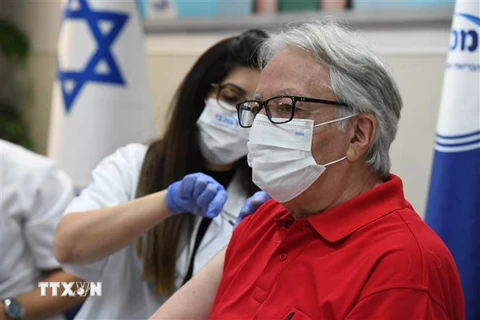 Người cao tuổi Israel được tiêm mũi thứ ba vaccine ngừa COVID-19 tại Ramat HaSharon, ngày 30/7/2021. (Ảnh: THX/TTXVN) 