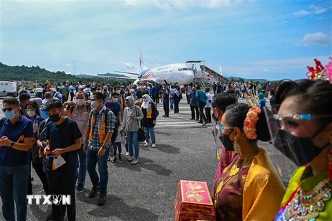 Khách du lịch tới đảo Langkawi, Malaysia, ngày 16/9/2021. (Ảnh: AFP/TTXVN) 