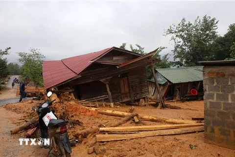 Nhà cửa của người dân xã Hướng Việt, huyện Hướng Hóa, tỉnh Quảng Trị bị hư hỏng, sập đổ do lũ quét hồi năm 2020. (Ảnh: Hồ Cầu/TTXVN) 