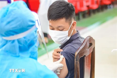 Tiêm vaccine Vero Cell cho người dân tại điểm Trung tâm Văn hóa quận Sơn Trà, Đà Nẵng. (Ảnh: Văn Dũng/TTXVN)