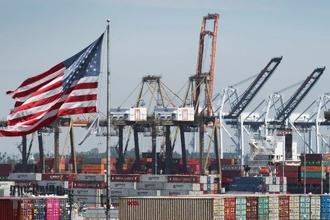 Hàng hóa từ Trung Quốc và các nước châu Á được bốc dỡ tại cảng Long Beach, California, Mỹ. (Ảnh: AFP/TTXVN) 