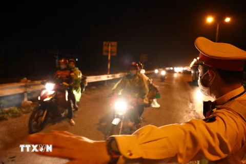Lực lượng chức năng Hà Nội thức trắng đêm hỗ trợ người dân về quê