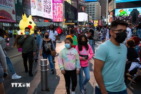 Người dân đeo khẩu trang phòng dịch COVID-19 tại New York, Mỹ, ngày 2/10/2021. (Ảnh: THX/TTXVN) 